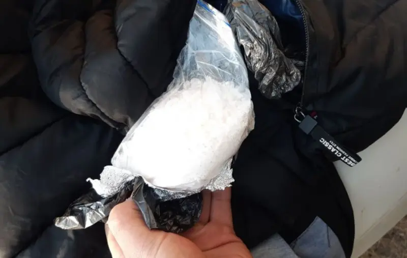 У задержанного Росгвардейцами при себе был пакет с кристаллообразным веществом