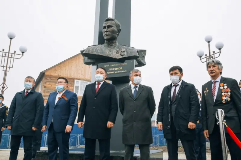Ко Дню государственности республики в Якутске открыли сквер имени Героя Советского Союза Владимира Лонгинова