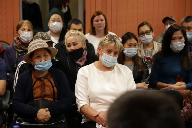 Сардана Авксентьева встретилась с жителями дома по Автодорожной, 8/4 – мэрия оказала им адресная матпомощь