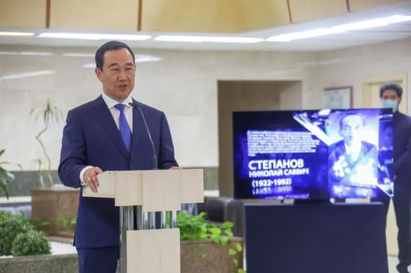 АЛРОСА передала Якутии сертификаты на алмазы, названные именами якутян - Героев Советского Союза