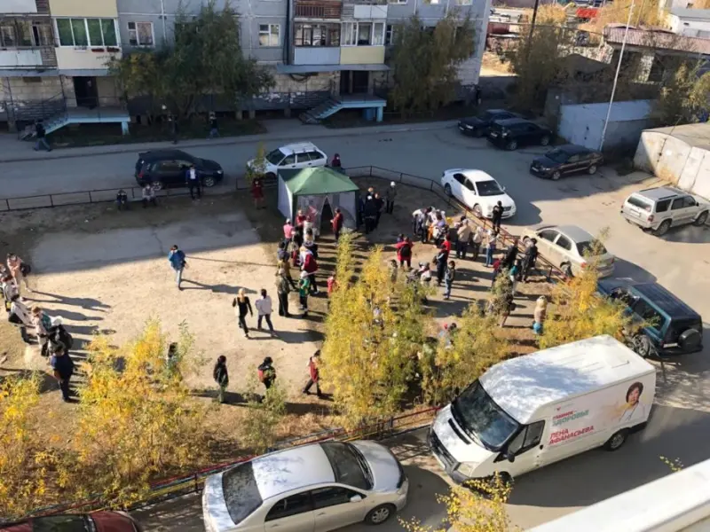 Жители возмущены сбором анализа на «КОВИД-19» в своём дворе: Во дворе толпа – а вдруг среди них больные