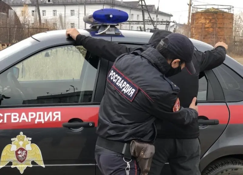 Находящийся в федеральном розыске рецидивист уснул пьяным на остановке и был задержан Росгвардией