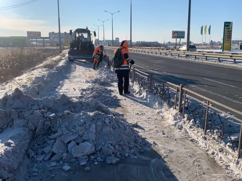 «Якутдорстрой» продолжает ежедневную уборку снега с городских улиц