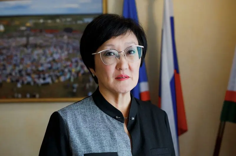Сардана Авксентьева поздравляет с Днем учителя