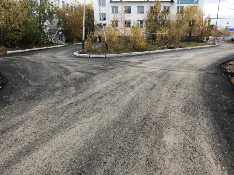 В Якутске завершаются работы по асфальтированию внутриквартальных территорий