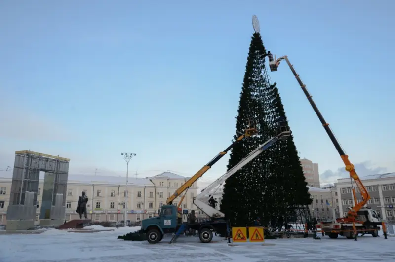 Фотофакт: Установка новогодней елки
