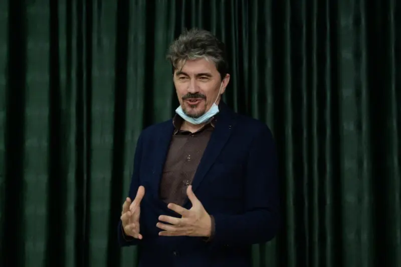 Критик Вислов: Можно и в плохой ситуации находить позитив, а не посыпать голову пеплом