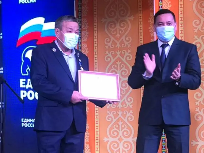 Народному мастеру Алексею Скрябину вручен Знак «Удьуор Усс»/«Потомственный мастер»