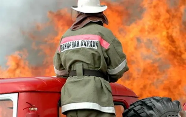 В Ленске горел автомобиль, а в Нерюнгри гараж