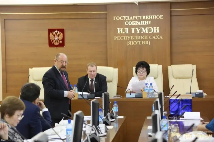 Народные депутаты просят помочь погорельцам из Нижнеянска