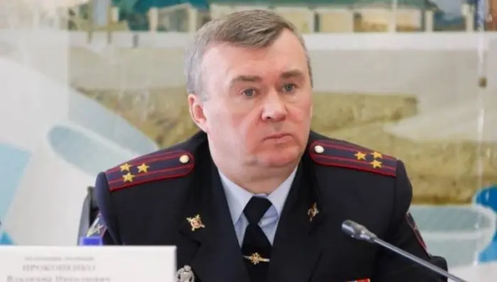 Парень, задержавший грабителя, получил благодарность от министра МВД