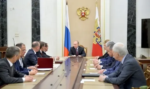 Совбез отнес низкую конкурентоспособность к главным угрозам экономике России