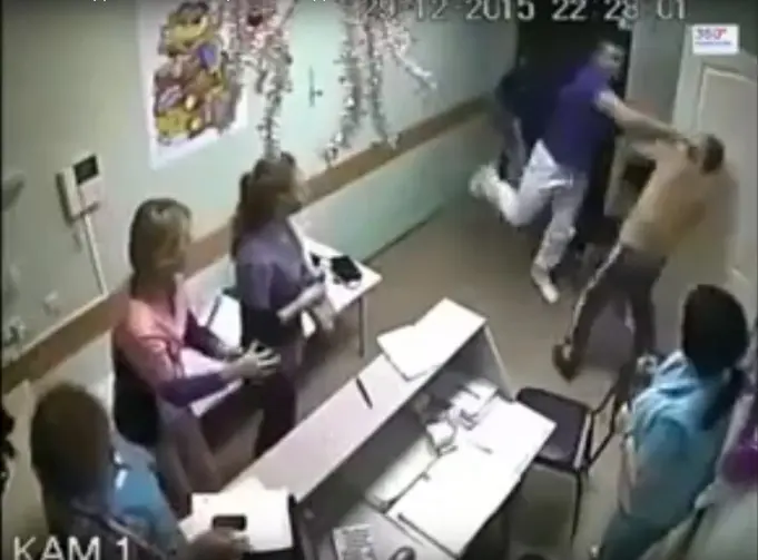 Врач до смерти избил пациента в больнице (Видео)