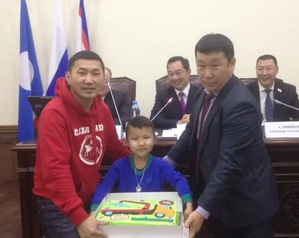 Юному участнику акции «Вызов-кузов!» вручили торт за 300-й кузов