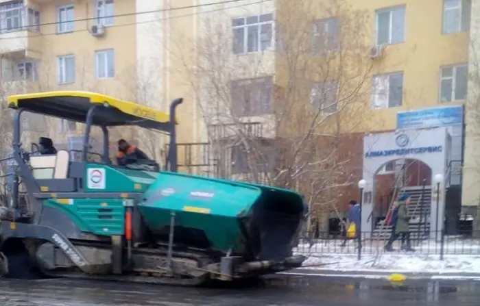 Фотофакт: асфальт на снегу и зимнее озеленение