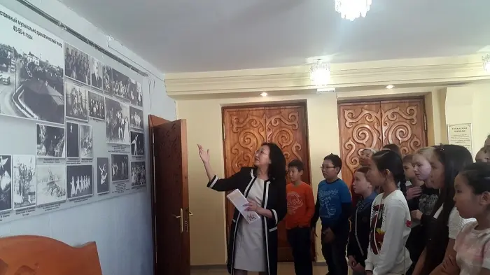 Жизнь театра изнутри показали учащимся школы искусства