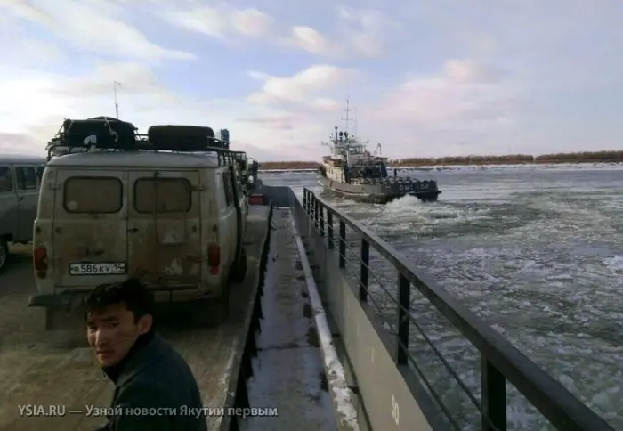 На переправе "Якутск - Нижний Бестях" паром сел на мель