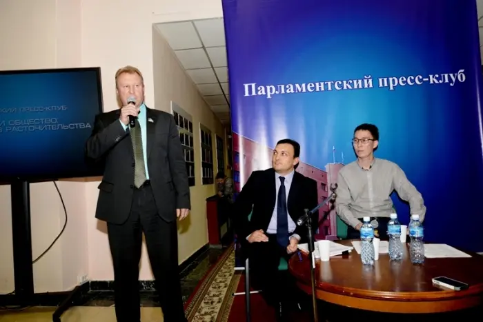 Депутаты о закупке дорогих джипов: власть надо уважать!