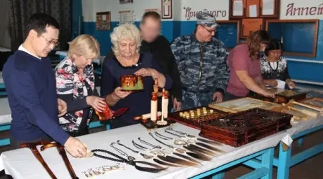 Заключенные Якутии провели выставку картин, изделий из слоновой кости, дерева и прочего
