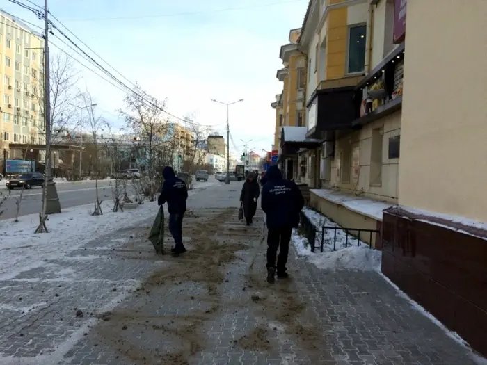 Тротуары Якутска засыпают песком