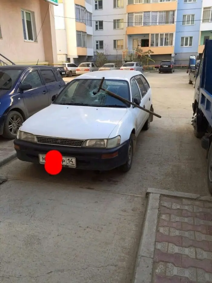 "Стопхам" по-якутски: граблями по лобовому стеклу (Фотофакт)