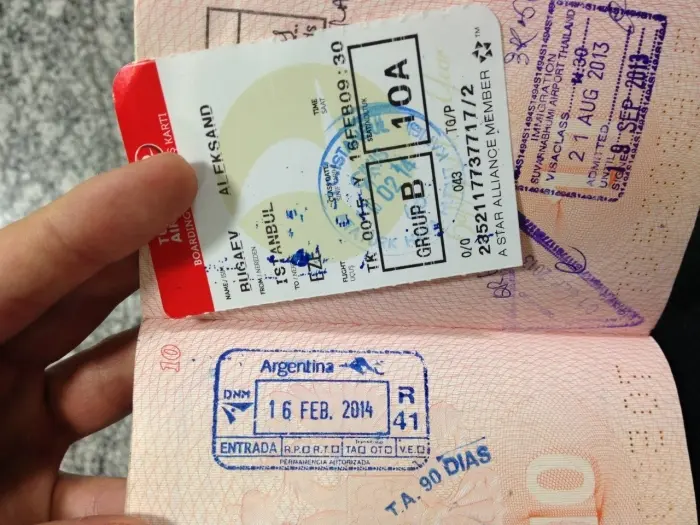 Глава ФМС за выдачу россиянам второго загранпаспорта