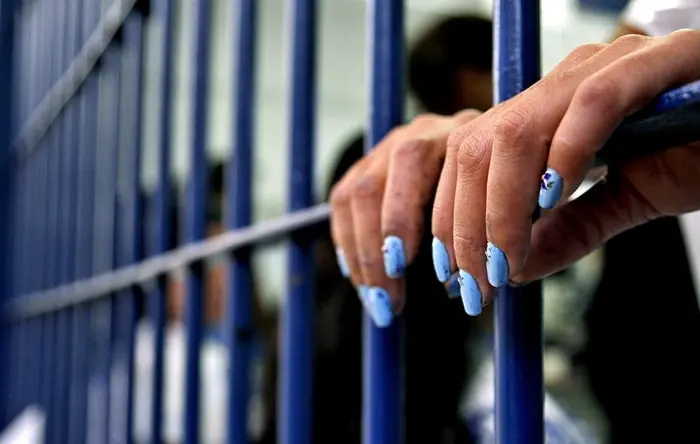 Между штрафом в пять тысяч рублей и тюрьмой женщина выбрала тюрьму