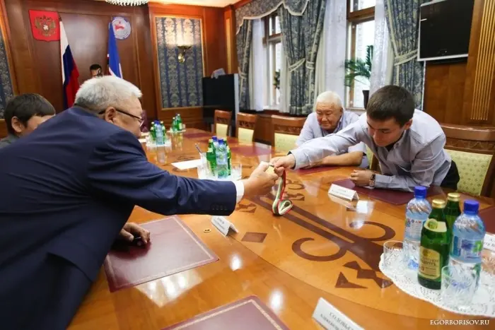 Глава Якутии посмотрев на золото чемпиона Европы по боксу, вручил ему сертификат на три миллиона