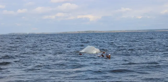 На реке Яна перевернулась лодка, восемь человек спасено двоих ищут