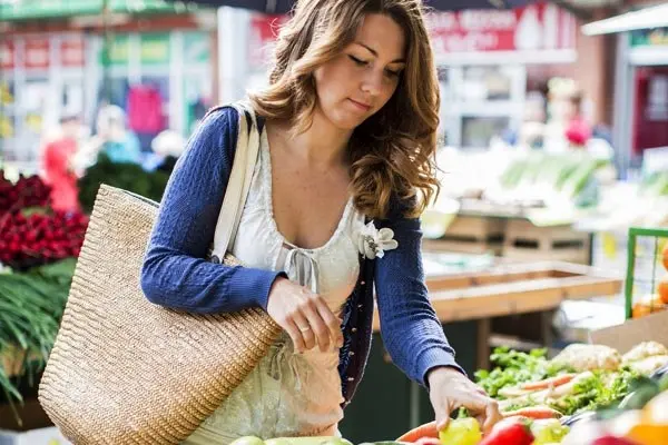 Две трети россиян начали экономить на продуктах