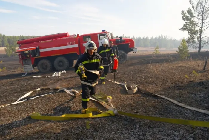 На Покровском тракте пожарные спасли от огня жилой дом с гаражом