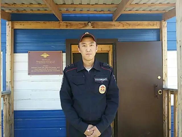 В Верхневилюйске участковый спас человека из горящего здания