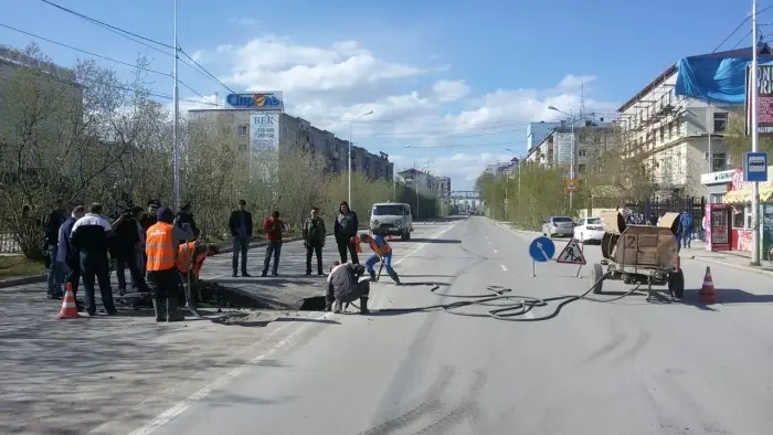 Идут работы по восстановлению дорожного полотна по Дзержинского