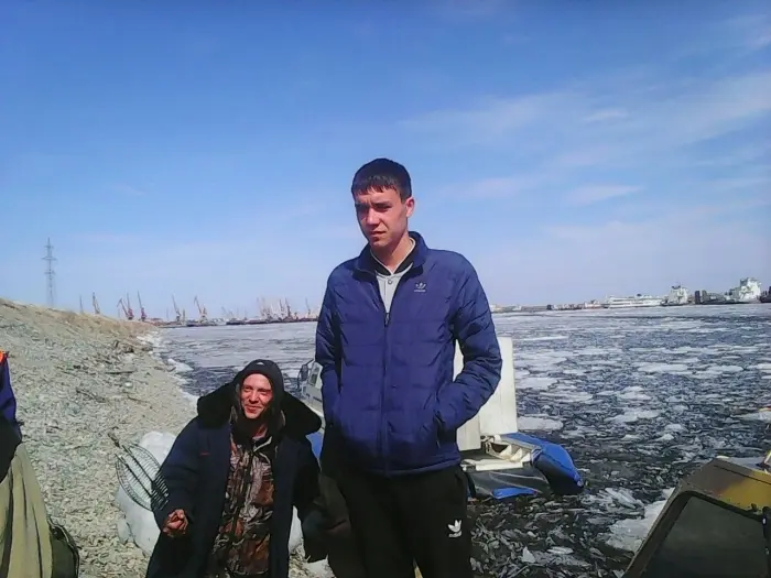 На реке Лена спасли людей с тонущей лодки