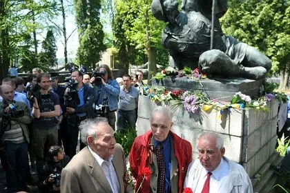 Депутат сорвал с пенсионера георгиевскую ленту под рев толпы