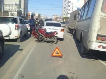Пьяный мотоциклист врезался в машину