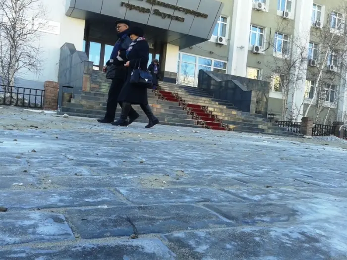 В Якутске для борьбы с гололедом впервые применили соль
