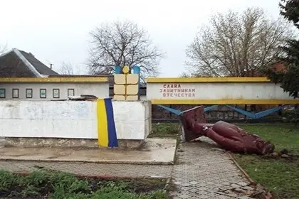 Шутки Украинцев: Ленин споткнулся и упал на землю