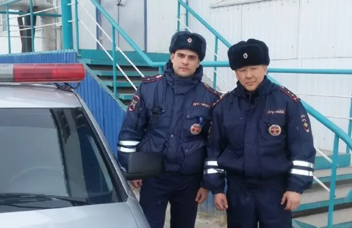 Инспекторы ГИБДД спасли из горящего дома женщин и детей
