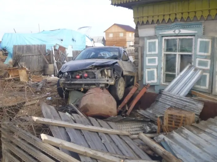 В Жатае пьяный водитель врезался в частный жилой дом