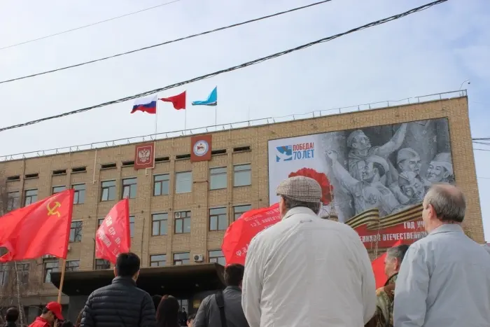 Над Якутском водрузили символ Знамени Победы