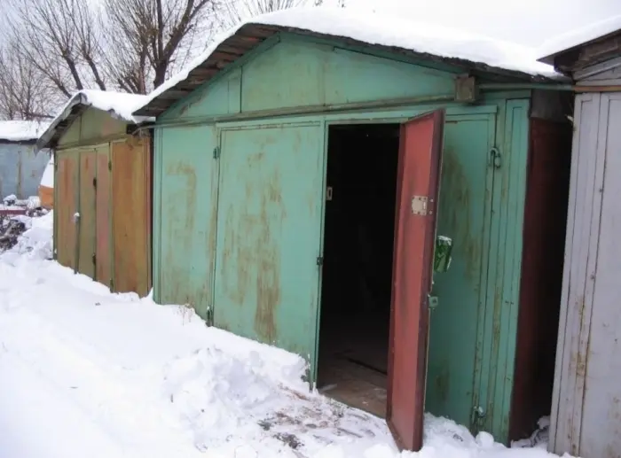 Ранее судимый украл запчасти из гаража