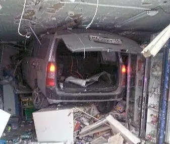 В Якутске иномарка врезалась в киоск (видео)