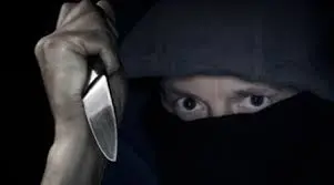 В Мирном трое неизвестных избили и отобрали 15 000 рублей у подростка