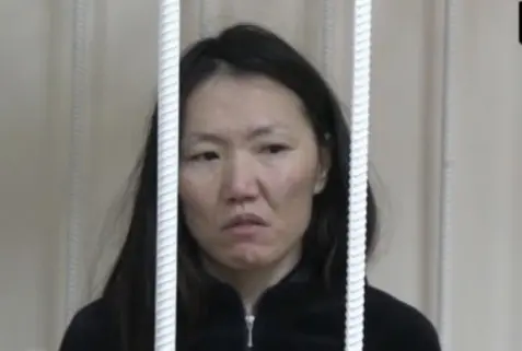 Медсестра избившая своего младенца предстанет перед судом