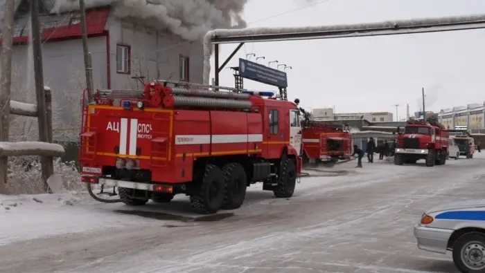 Пожар в городе: сгорело здание управления строительства СВФУ (+Видео)