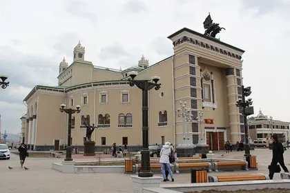 Бурятский оперный театр отметил юбилей массовой дракой артистов