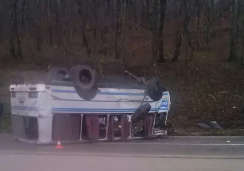 Перевернулся Школьный автобус с 16 пассажирами