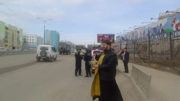 В Якутске освятили аварийные улицы