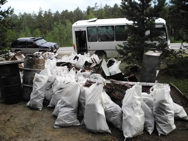 Городские субботники на Вилюйском тракте оказались неэффективными (фото)